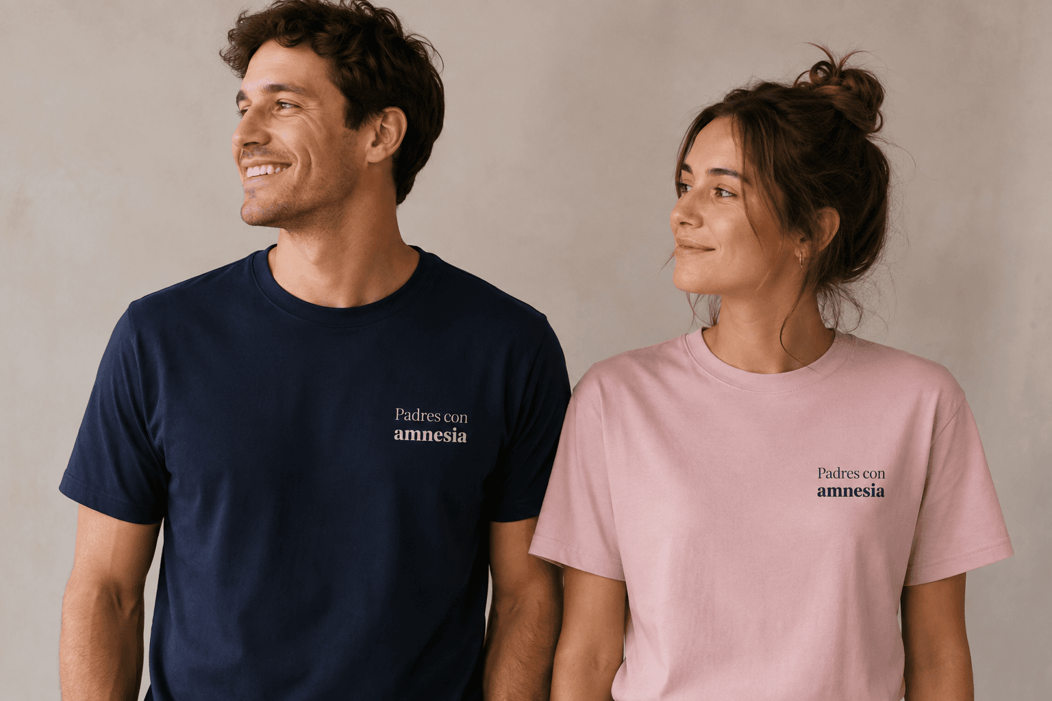 Una pareja sonriente con camisetas Padres con Amnesia, marino y rosa